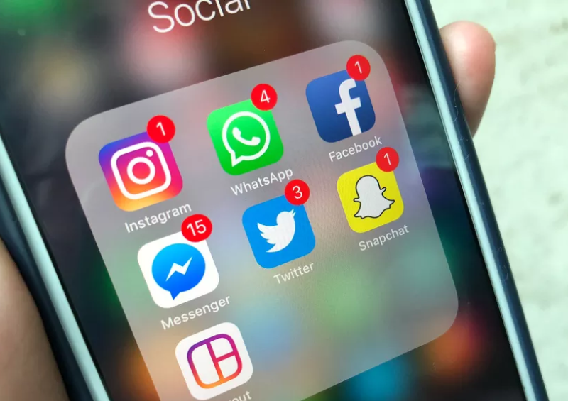 Celular exibindo ícones de redes sociais